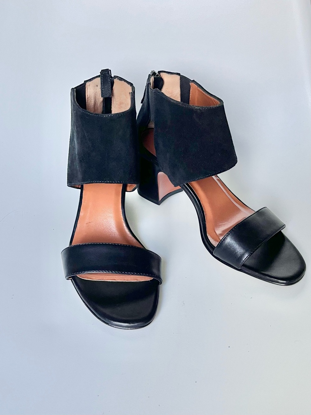 Excellent Condition Aquatalia Enid Made in Italy Black Heel Sandal